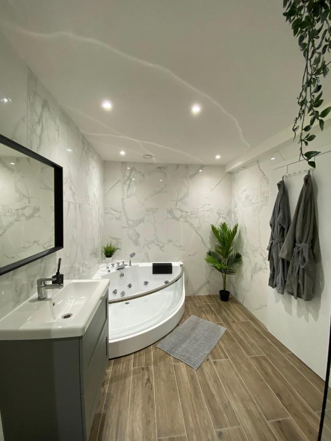 Capsule Groovy-Jacuzzi-Sauna-Billard-Netflix- Nintendo Switch & Jeux Mons Zewnętrze zdjęcie