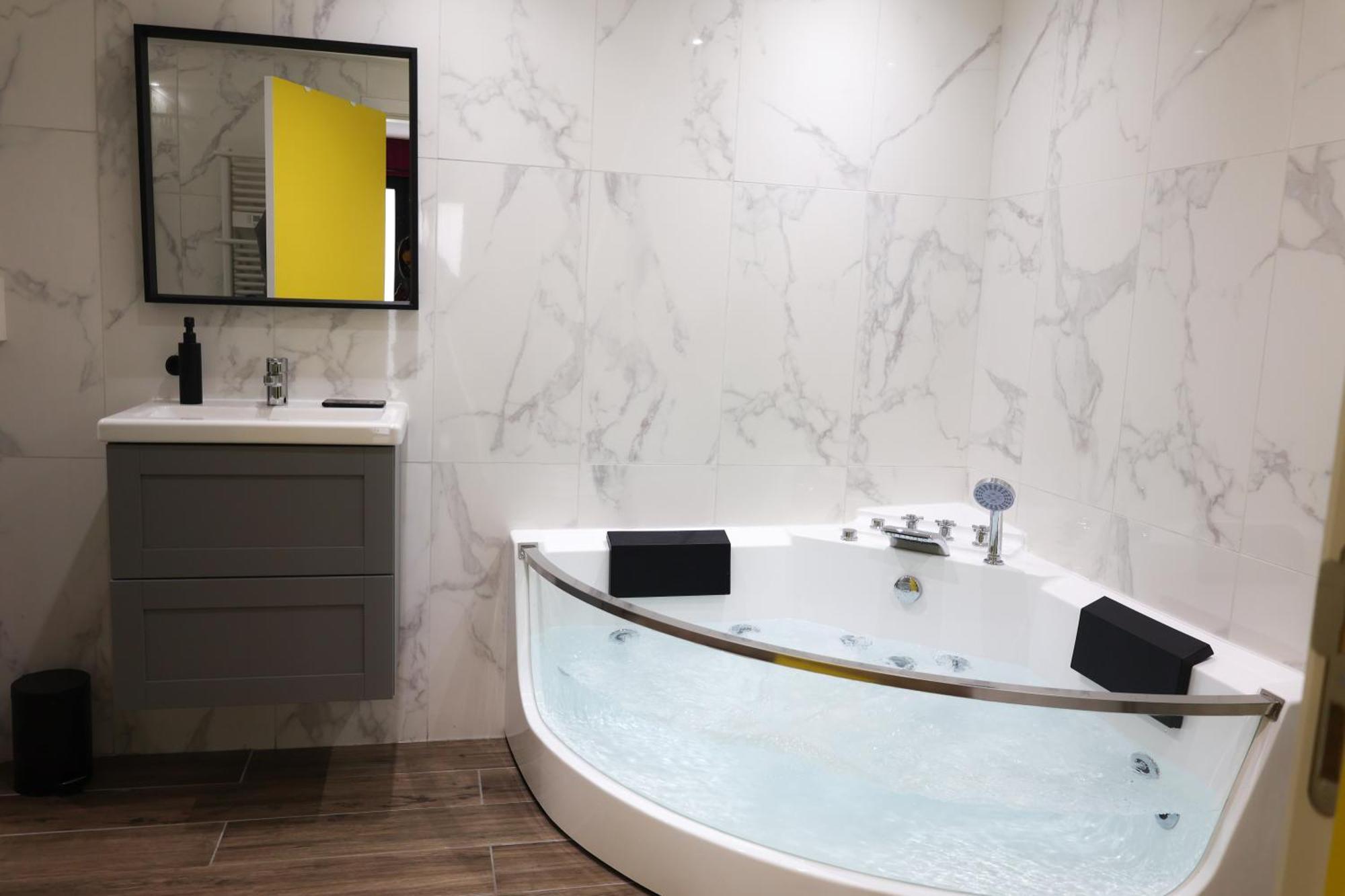 Capsule Groovy-Jacuzzi-Sauna-Billard-Netflix- Nintendo Switch & Jeux Mons Zewnętrze zdjęcie